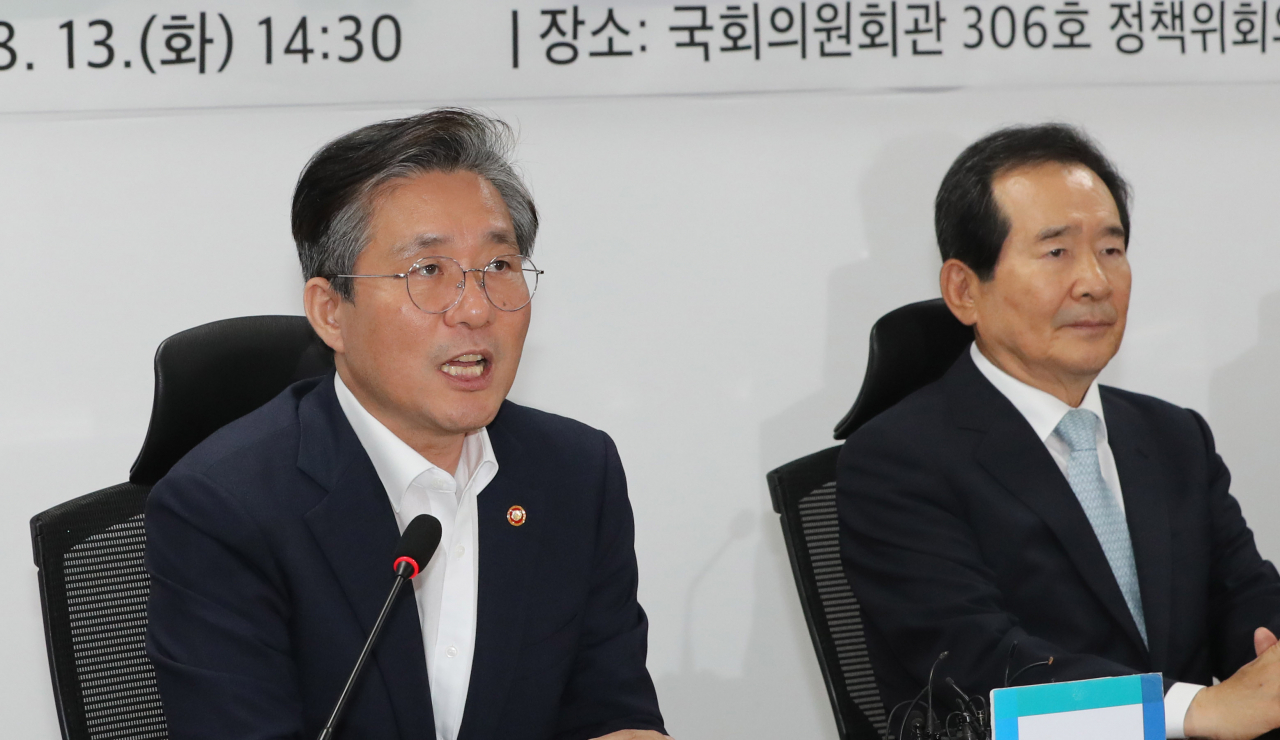 국회 의원회관에서 13일 열린 더불어민주당의 ‘일본수출규제 대응 당정청 상황점검 및 대책위원회 1차 회의’에서 성윤모 산업통상자원부 장관이 모두발언하고 있다. [연합]