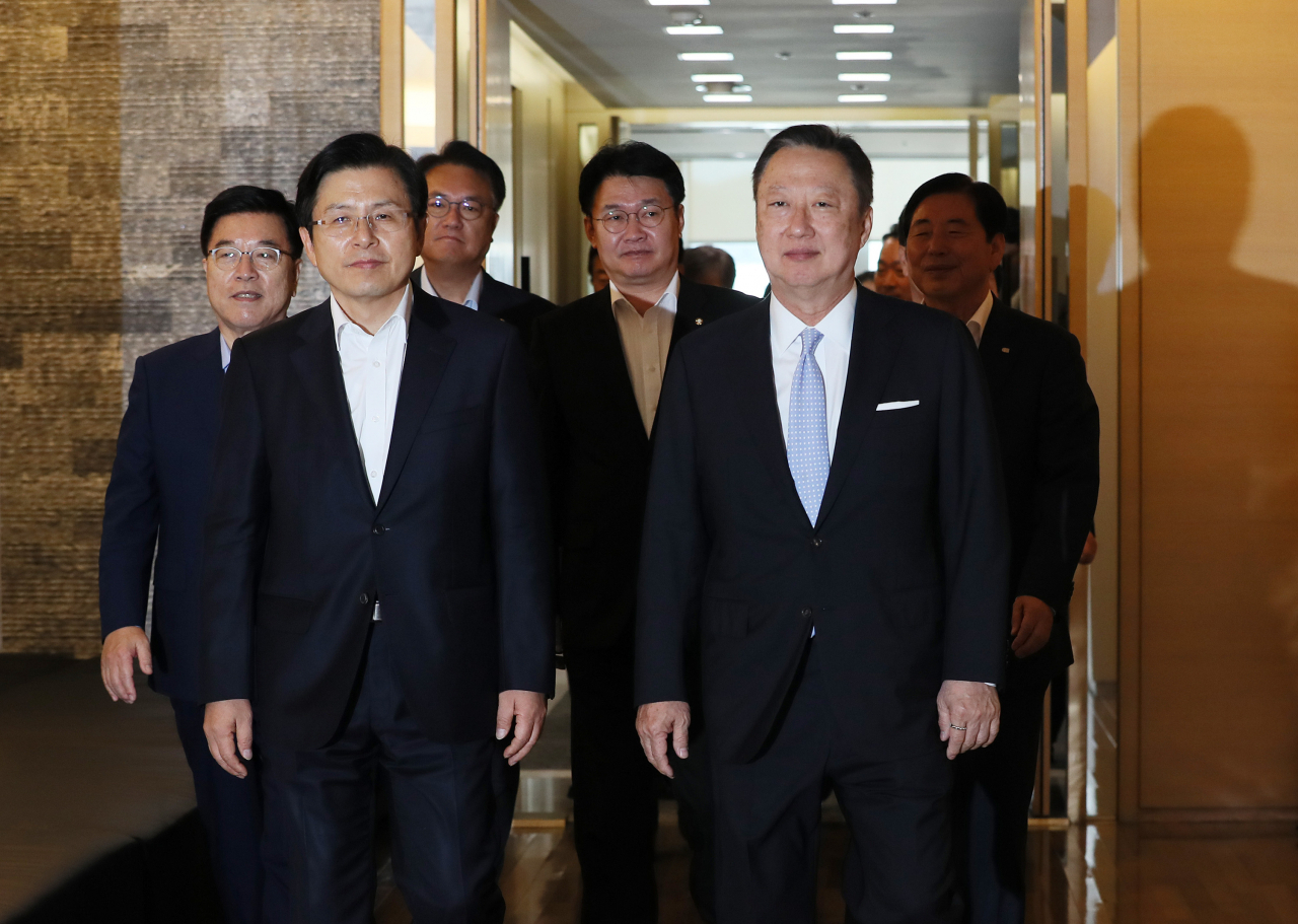 자유한국당 황교안 대표와 박용만 대한상공회의소 회장 등이 14일 오전 서울 중구 대한상공회의소에서 열린 정책간담회에 참석하기 위해 회의실로 입장하고 있다. [연합]