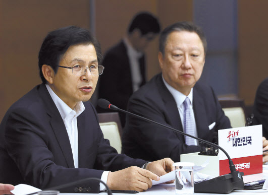 자유한국당 황교안 대표(왼쪽)가 14일 오전 서울 중구 대한상공회의소에서 열린 정책간담회에서 모두발언을 하고 있다. 오른쪽은 박용만 대한상공회의소 회장. [연합]