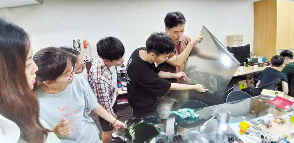 한국콘텐츠진흥원의 융복합교육지원사업인 ''원캠퍼스'' 중 중앙대와 아주대가 협력하는 ''디지털 휴먼 시지각 모델 개발'' 프로젝트에서 참여 학생들이 수업하는 모습.[사진=중앙대 예술공학대학]