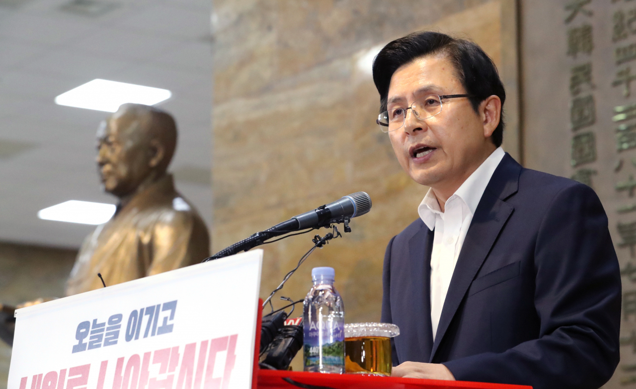 황교안 자유한국당 대표가 14일 오후 국회 로텐더홀에서 광복절 대국민 담화문을 발표하고 있다. 왼쪽은 이승만 전 대통령의 동상. [연합]