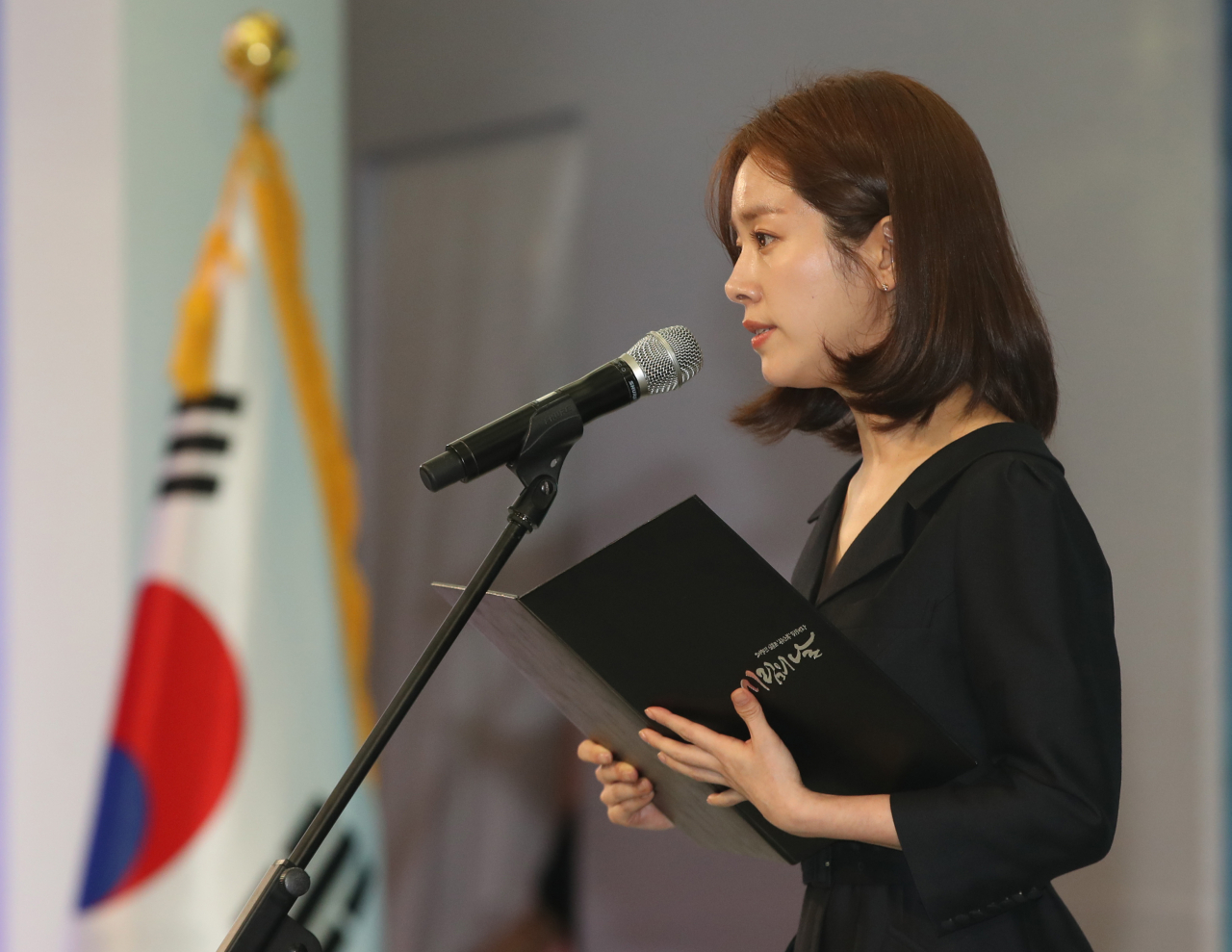 배우 한지민이 14일 오전 서울 용산 백범김구기념관에서 열린 '일본군 위안부 피해자 기림의 날 기념식'에서 위안부 피해자의 유족들이 어머니에게 보내는 편지를 대독하고 있다. [연합]
