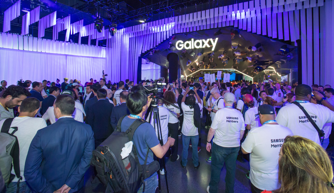 Crowds of visitors are gathered for the Unpacked event for Samsung Electronics' Galaxy Note 10 at Barclays Center in New York, US, Thursday. (Yonhap)