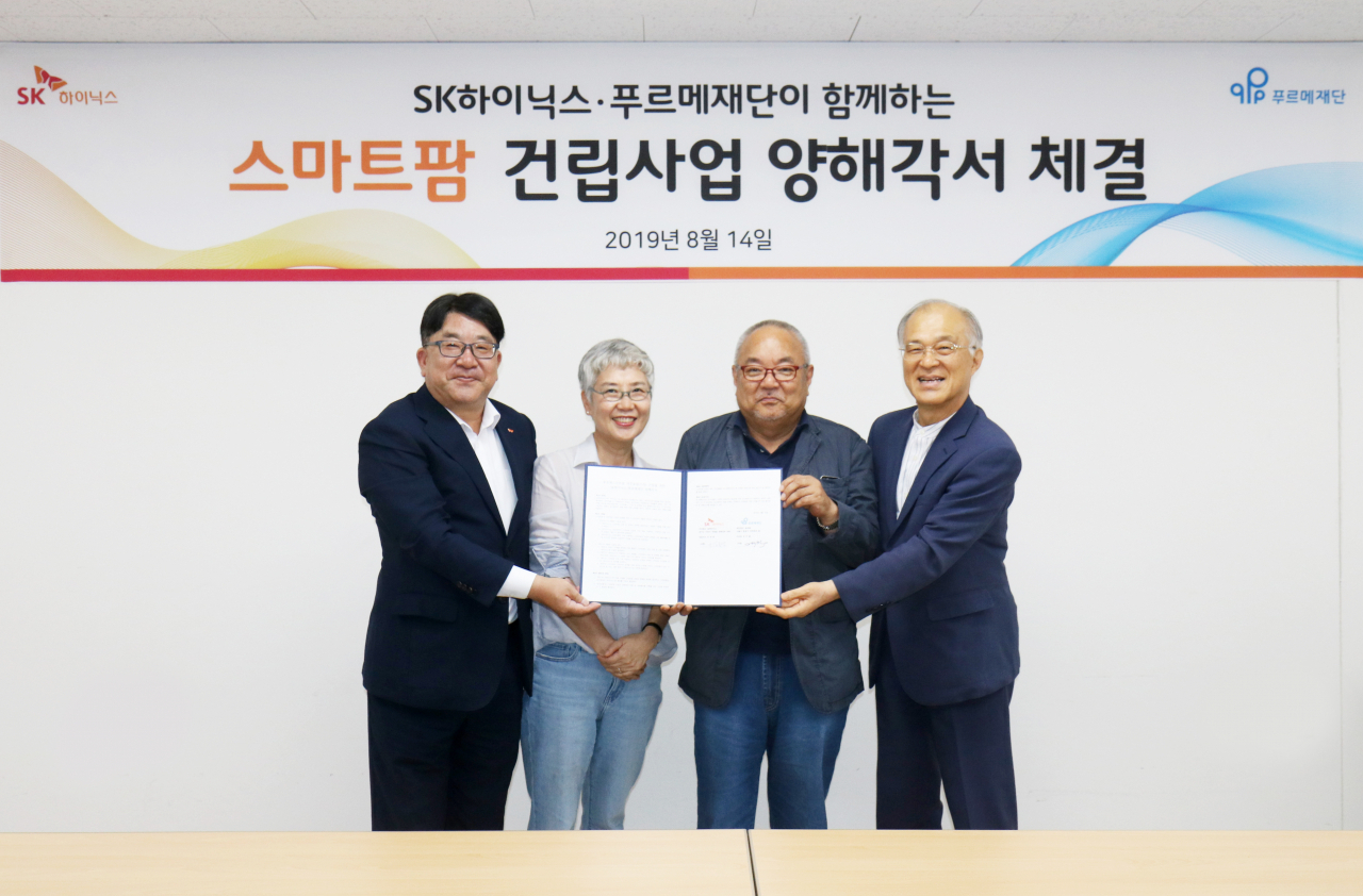 왼쪽부터 SK하이닉스 대외협력총괄 김동섭 사장, 건립 부지를 기부한 장춘순 이상훈 부부, 푸르메재단 강지원 이사장.[SK하이닉스 제공]