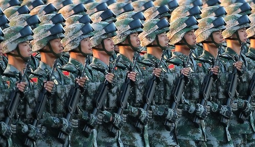 중국 인민해방군이 홍콩에 인접한 선전에 집결, 유사시 홍콩 사태에 개입할 수 있음을 위챗 계정에 글을 띄워 강하게 시사했다. 사진은 기사 내용과 직접 관련 없음. [연합]