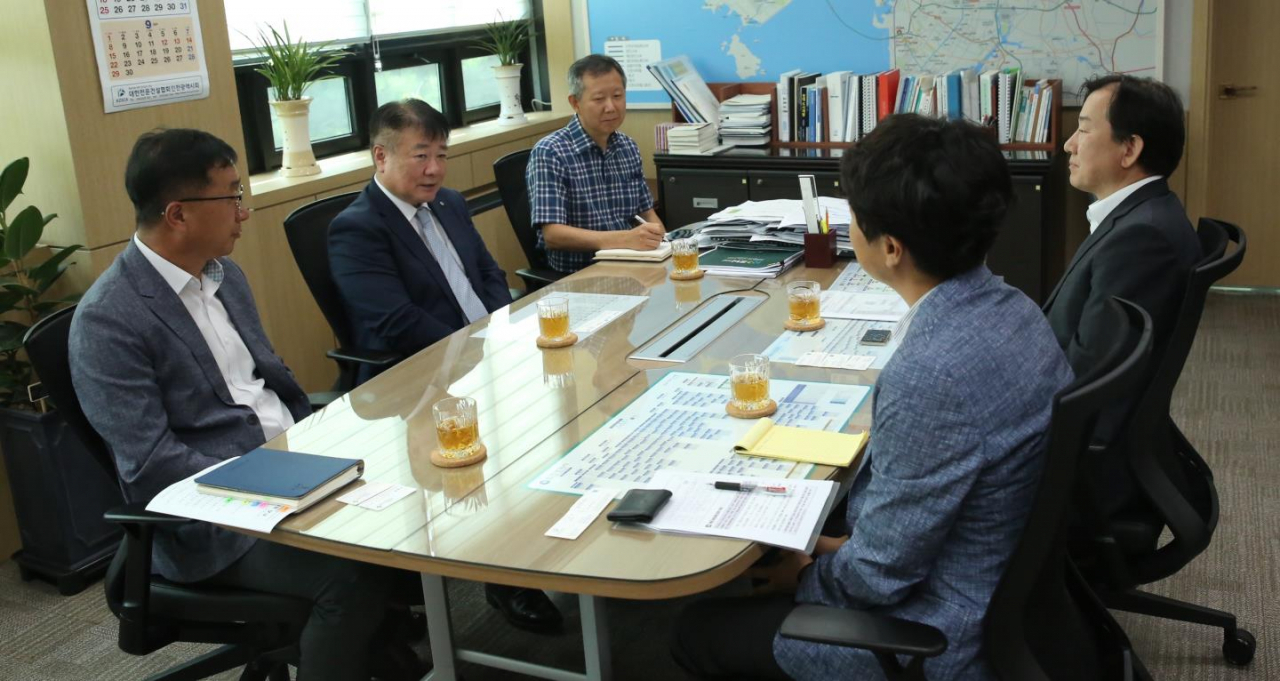 인천도시공사 박인서 사장이 14일 안전보건경영시스템 인증을 위한 경영진 면담을 하고 있다.
