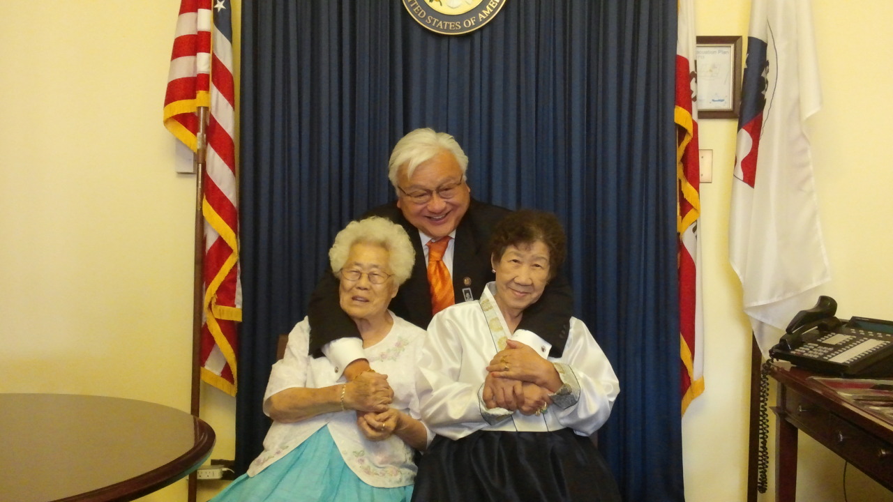 Michael Honda with two Korean WWII sex slavery victims, Lee Ok-sun (left) and Kang Il-chul (The House of Sharing)