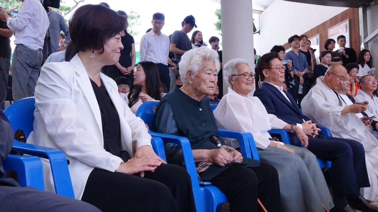 Victims of sexual slavery by the Japanese military, both named Lee Ok-sun, sit between Gender Equality Minister Jin Sun-mee (left) and Gyeonggi Gov. Lee Jae-myung (right) during a memorial ceremony Saturday (Kim Arin/The Korea Herald)