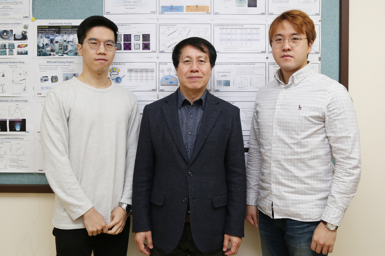 KAIST 원자력및양자공학과 최원호(가운데) 교수 연구팀.[KAIST 제공]