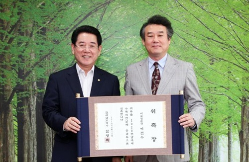 김영록 전남지사(왼쪽)과 이건수 평론가가 위촉장 수여식에서 기념촬영하고 있다. [전남도]