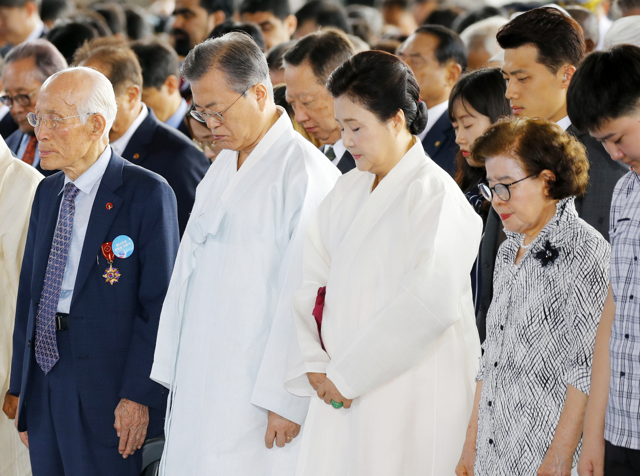 문재인 대통령이 15일 오전 천안 독립기념관 겨레의 집에서 열린 제74주년 광복절 경축식에서 순국선열 및 호국영령에 대한 묵념을 하고 있다. [연합]