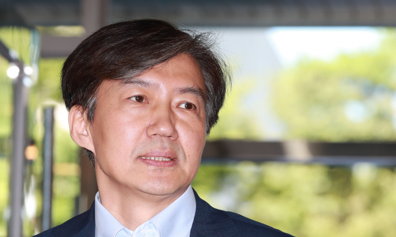 조국 법무부 장관 후보자가 14일 오전 인사청문회 준비 사무실이 마련된 서울 종로구 사직로 적선현대빌딩으로 출근하며 취재진 질문에 답하고 있다. [연합뉴스]