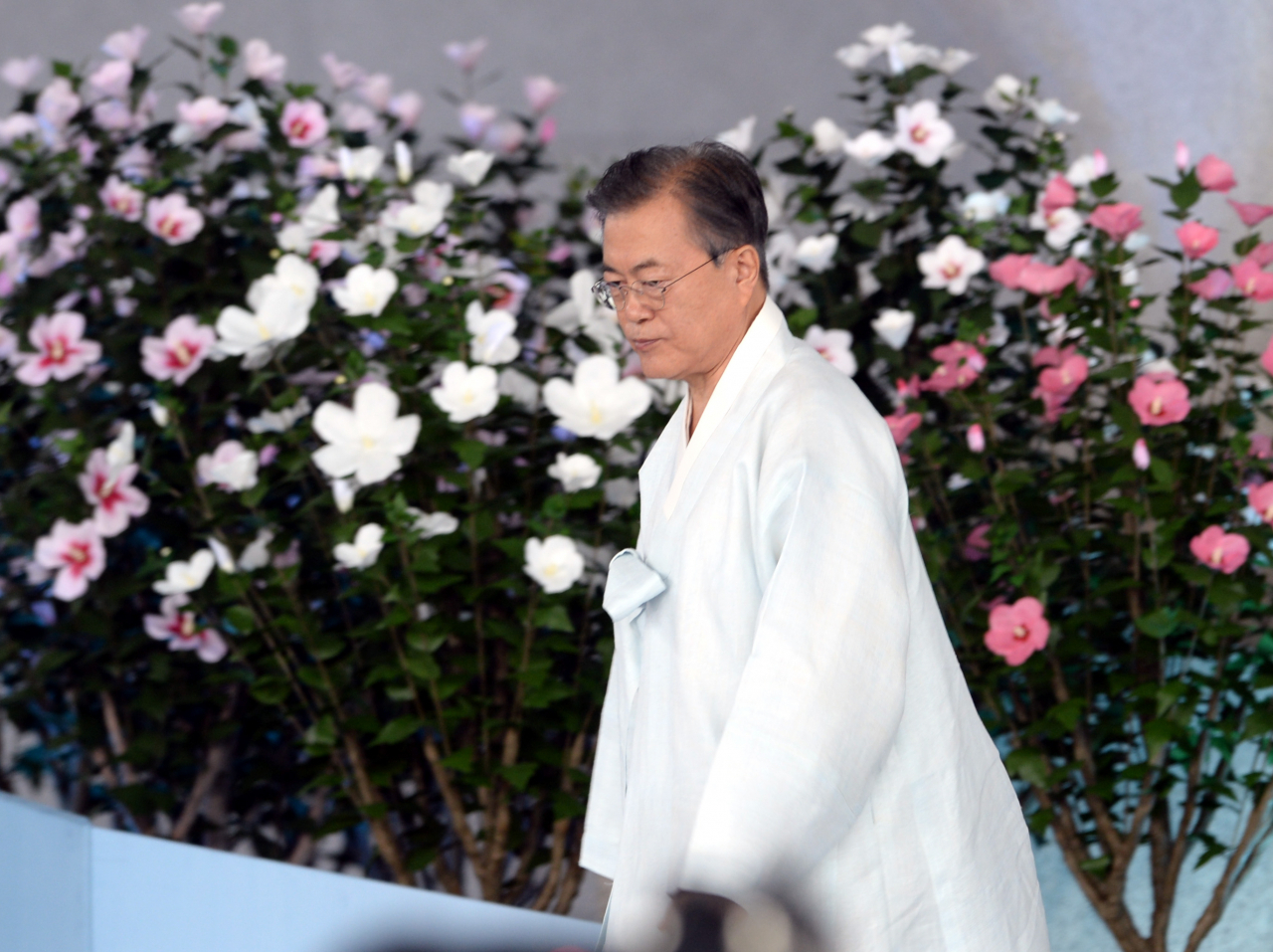 문재인 대통령이 15일 오전 천안 독립기념관 겨레의 집에서 열린 제74주년 광복절 경축식에서 경축사를 마친 뒤 자리로 돌아가고 있다. 연합뉴스