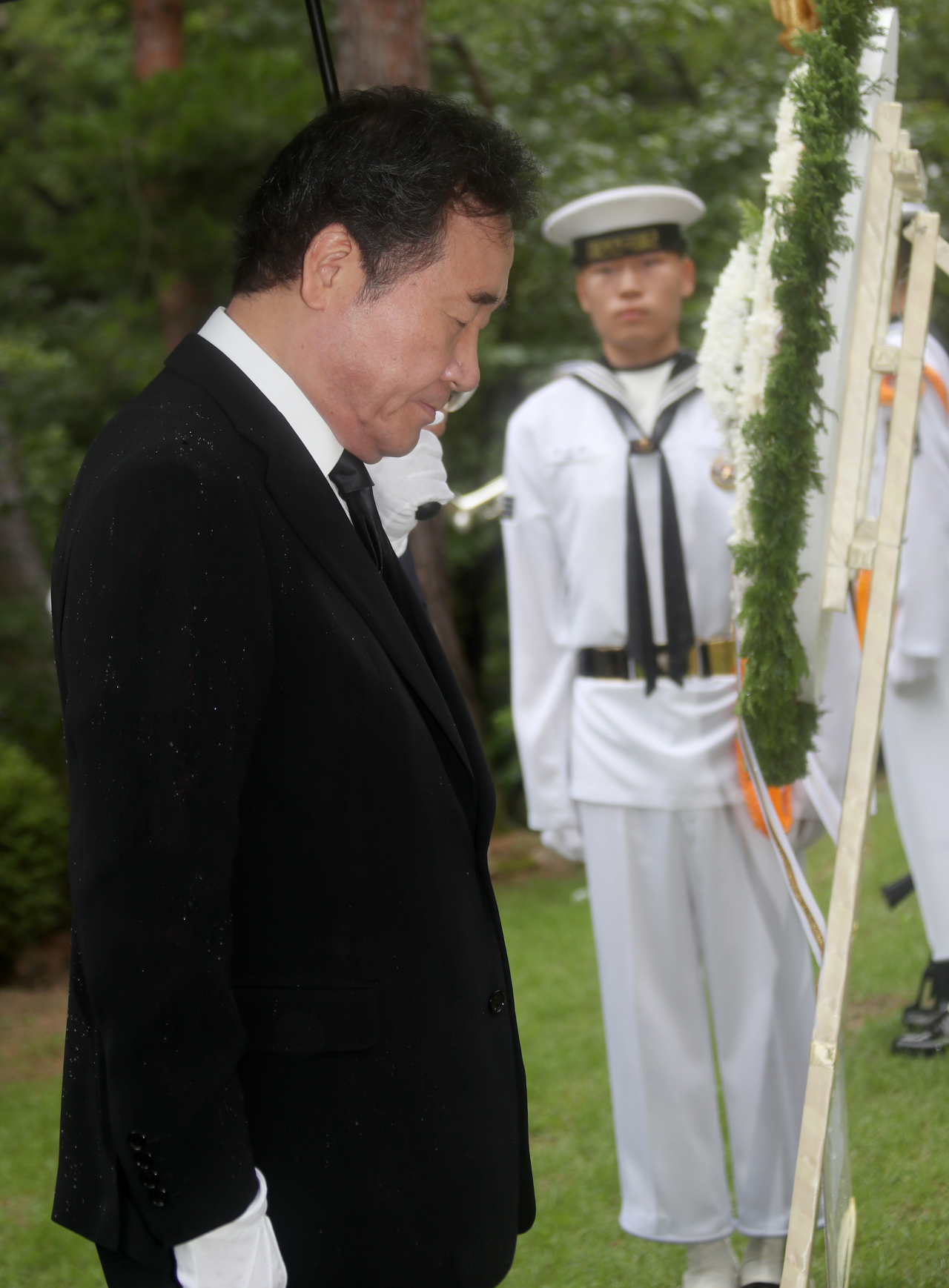 이낙연 국무총리가 74주년 광복절인 15일 20대에 나라를 위해 순국한 17명의 광복군 묘소가 있는 서울 강북구의 광복군 합동묘역을 찾아 참배하고 있다.［연합］