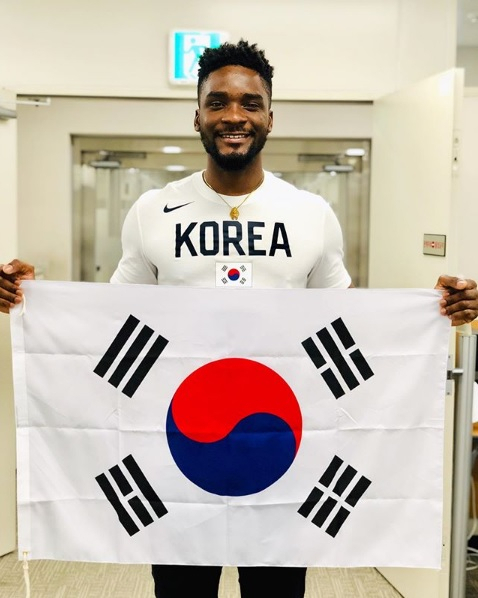 최근 한국 영주권을 취득한 방송인 샘 오취리가 15일 광복절을 맞아 태극기 인증 사진을 올려 ‘진정한 한국인’임을 입증했다. [샘 오취리 인스타그램 캡처]