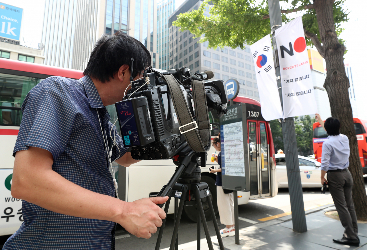 6일 오전 서울 중구 남대문로에서 설치된 '노(보이콧) 재팬' : 가지 않습니다 사지 않습니다'라고 적힌 배너기를 일본 기자들이 취재하고 있다. 연합뉴스