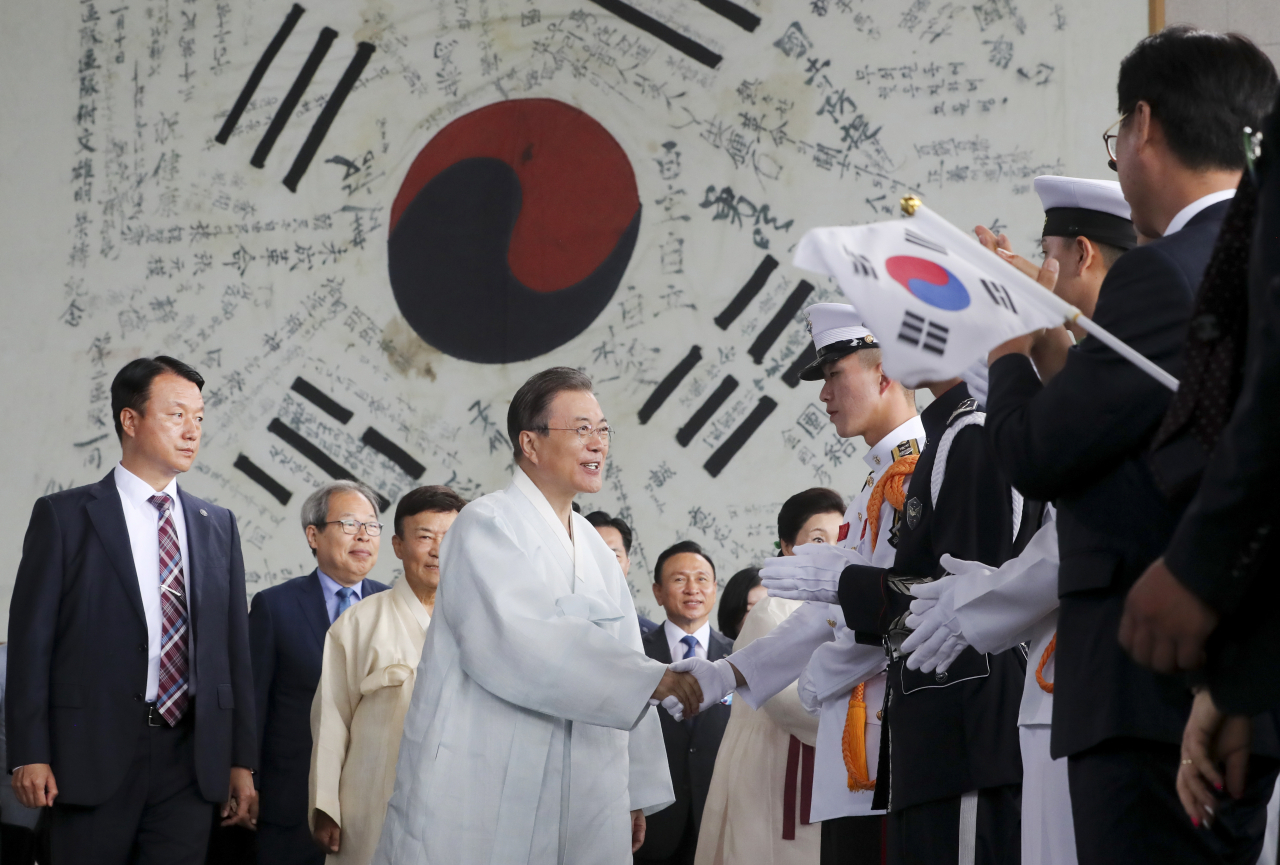 문재인 대통령이 15일 충남 천안시 독립기념관에서 열린 제74회 광복절 경축식에서 광복군이 서명한 대형 태극기를 배경으로 장병들을 격려하고 있다. 연합뉴스