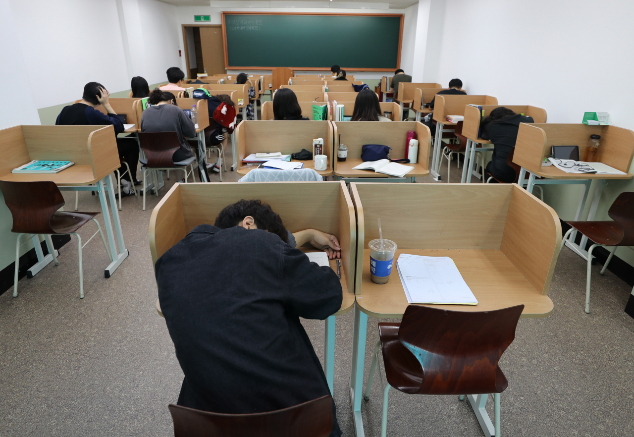 서울 동작구 노량진 종로학원에서 수험생들이 대학수학능력시험을 앞두고 공부를 하고 있다. [연합]
