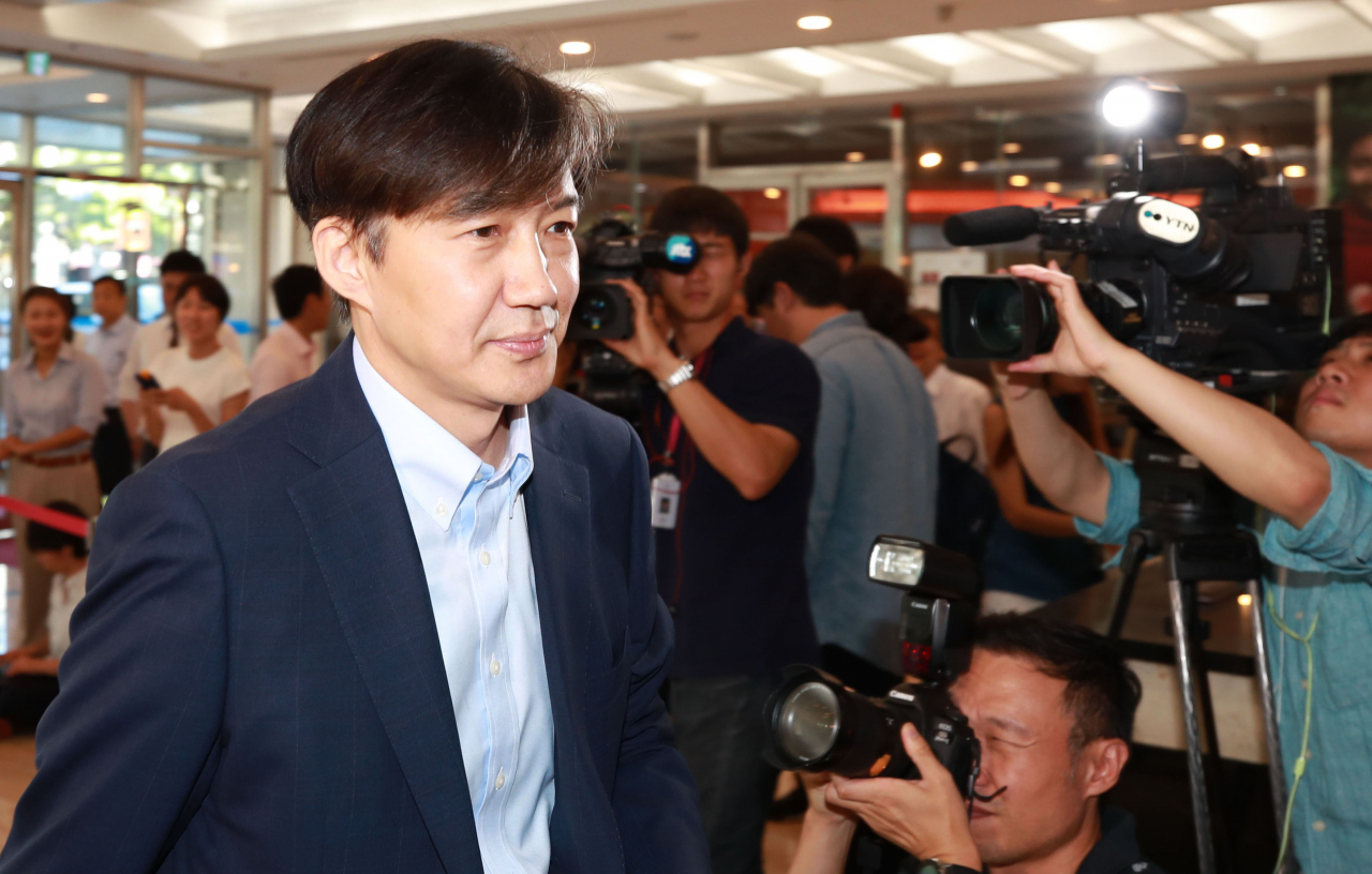 조국 법무부 장관 후보자가 14일 오전 인사청문회 준비 사무실이 마련된 서울 종로구 사직로 적선현대빌딩으로 출근하고 있다. 연합뉴스