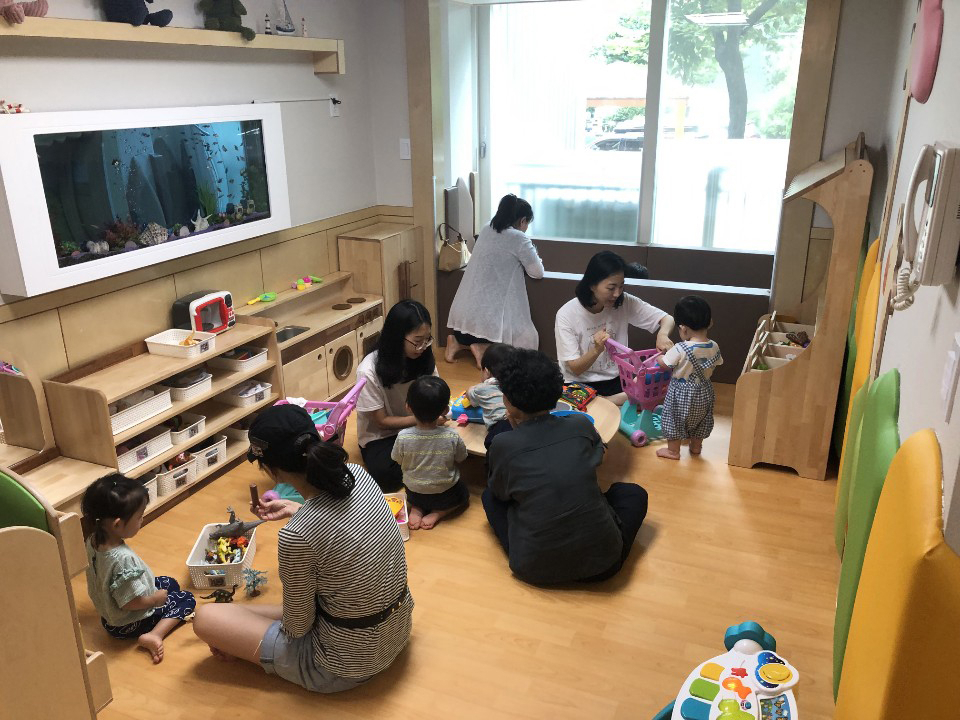 공동육아방 2호점 ‘도담도담 나눔터’에서 아이와 부모가 함께 놀고있는 모습. [노원구 제공]