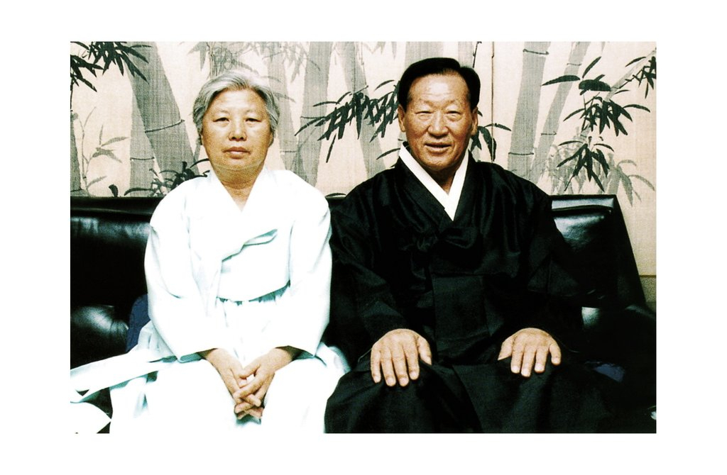 지난 2011년 3월 고 정주영 현대그룹 명예회장의 10주기를 앞두고 생애와 업적을 기리는 추모 사진전이 10일 세종문화회관 미술관에서 개막됐다. 사진은 1985년 고희를 맞아 변중석 여사와 촬영한 사진. 2011.3.10 [현대기아차 제공]