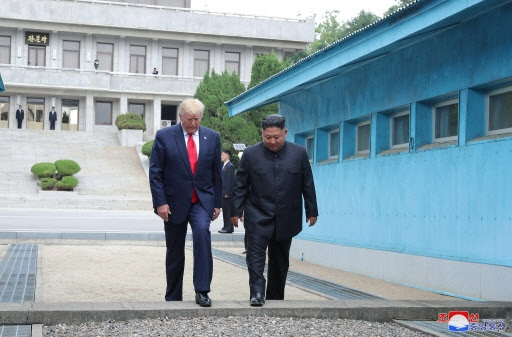 지난 6월 판문점에서 만남을 가진 도널드 트럼프 미국 대통령과 김정은 북한 국무위원장. [연합]