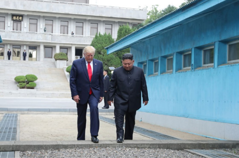 도널드 트럼프 미국 대통령은 15일(현지시간) 지난 6·30 판문점 회동과 관련해 자신이 트위터로 제안하자 김정은 북한 국무위원장이 10분만에 전화를 걸어왔다고 소개했다. 북미정상이 판문점회동 당시 남북 경계선을 넘는 모습. [헤럴드DB]