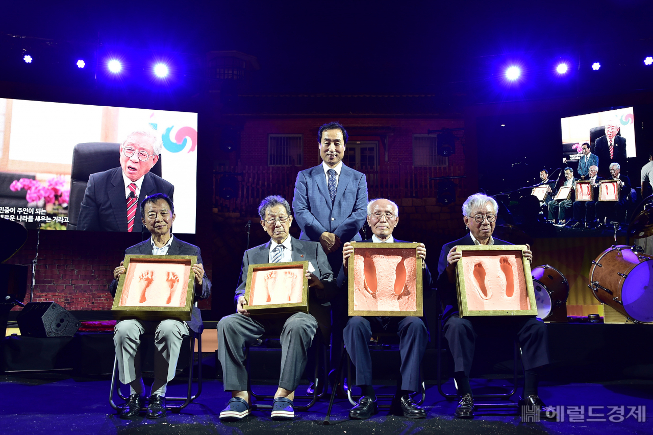 2019 서대문독립민주축제가 개막된 14일 저녁 서대문형무소역사관 주 무대에서 한완상(앞줄 오른쪽부터) 전 부총리, 정완진 독립지사, 김유길 독립지사, 박종만 선생이 풋프린팅을 한 뒤 문석진 서대문구청장과 기념촬영을 하고 있다. 풋프린팅 조형물은 이들의 약력, 업적과 함께 서대문형무소역사관 내에 상설 전시된다. [서대문구]