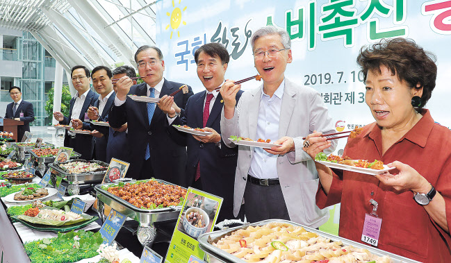 수입육 공세 속에 국내 축산유통업계가 직거래와 온라인몰 활성화 등으로 활로 모색에 속도를 내고 있다. 사진은 최근 국회에서 열린 한돈 소비촉진 홍보 전시회 모습. [연합]