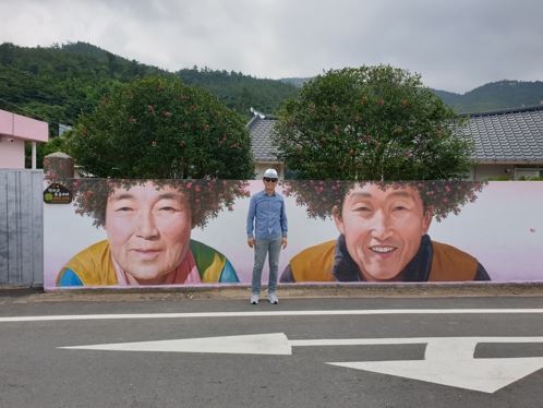 핫 플레이스 된 동백 파마 벽화 (연합뉴스)