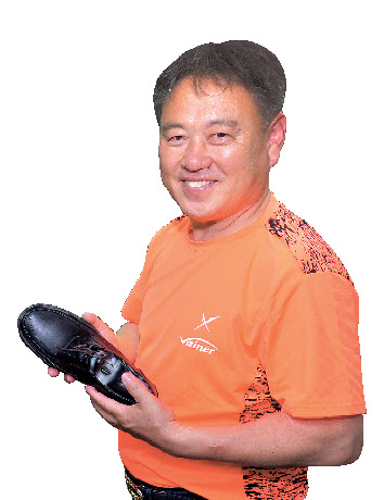바이네르는 각종 컴포트화 뿐만 아니라 골프화(오른쪽 흰색)와 운동화도 생산한다. “구두가 안 팔리는 것은 팔리는 구두를 만들지 못했기 때문이지 경기가 좋고 나쁜 탓이 아니다”라는 김원길 대표는 긍정적인 마음가짐이 무엇보다 중요하다고 했다. 정희조 기자/checho@