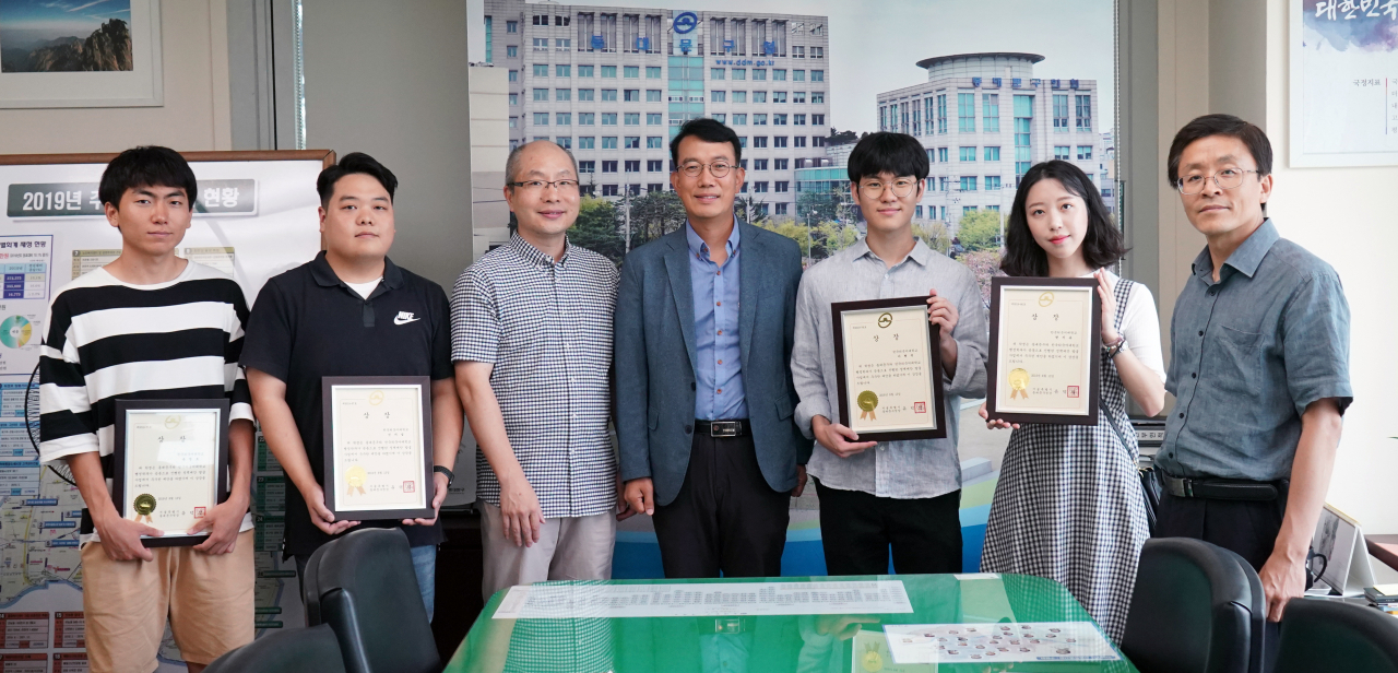 지난 13일 동대문구청 부구청장회의실에서 열린 구와 한국외대 정책제안 연계사업 우수제안 시상후 기념촬영을 하고 있다. [동대문구 제공]