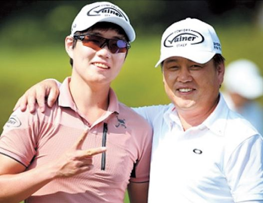 바이네르 김원길 대표와 프로골퍼인 아들 우현씨(왼쪽).