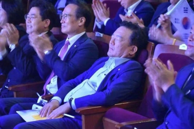 지난 15일 인천 남동구 문화예술회관에서 열린 광복절 기념 행사에서 포착된 민경욱 자유한국당 의원의 모습. 의자에 기대 눈을 감고 있어 잠을 자는 것처럼 보인다는 의혹을 사고 있다. [온라인 커뮤니티 ‘인스티즈’ 캡처]