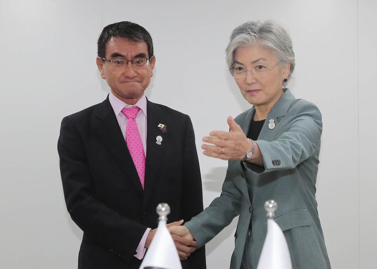 Foreign Minister Kang Kyung-wha (right) and her Japanese counterpart Taro Kono (Yonhap)