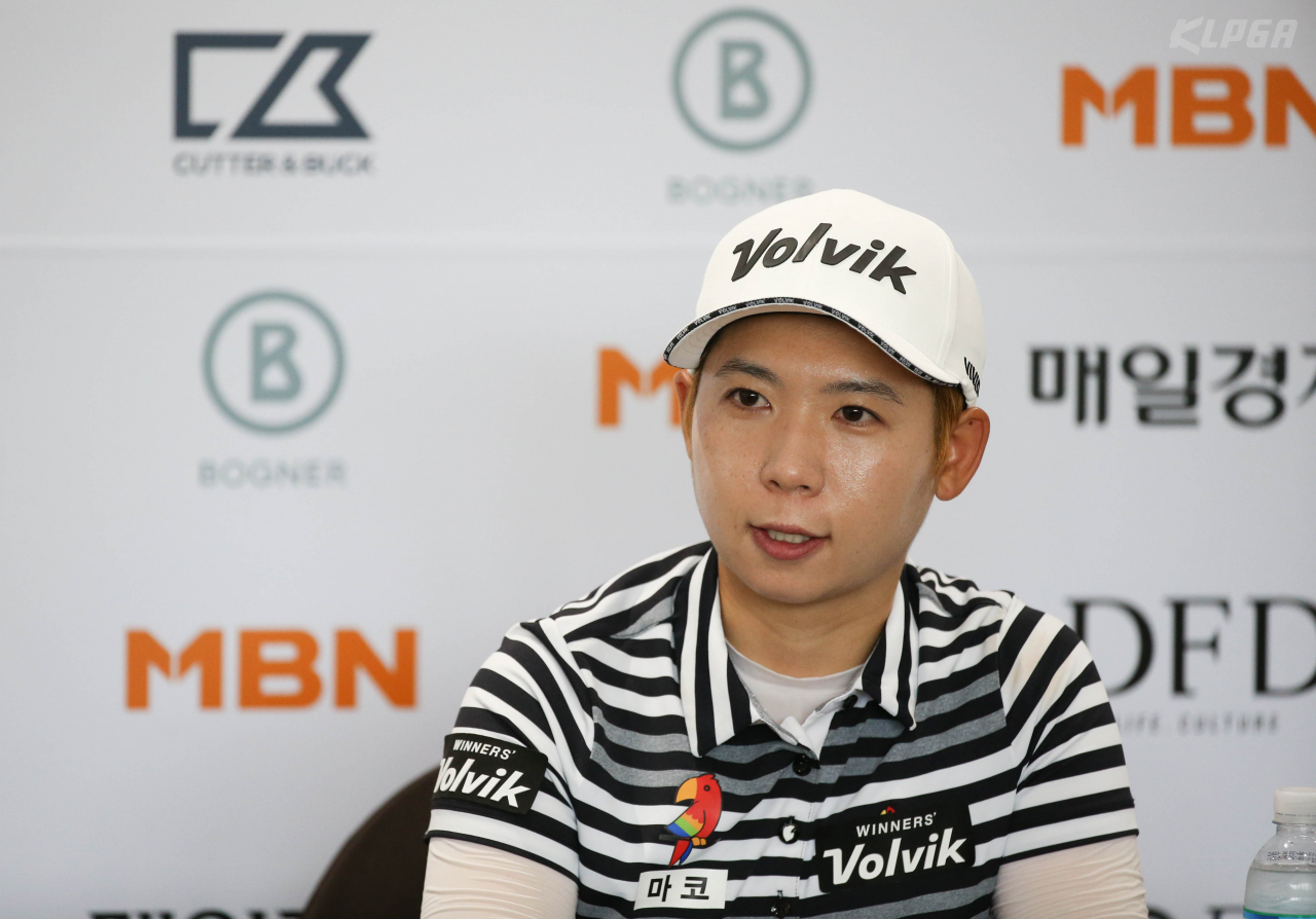김연송이 16일 경기도 양평군 더스타휴 골프앤 리조트에서 열린 ‘2019 보그너(BOGNER) MBN 여자오픈’ 1라운드를 마친 뒤 인터뷰하고 있다. [KLPGA 제공]