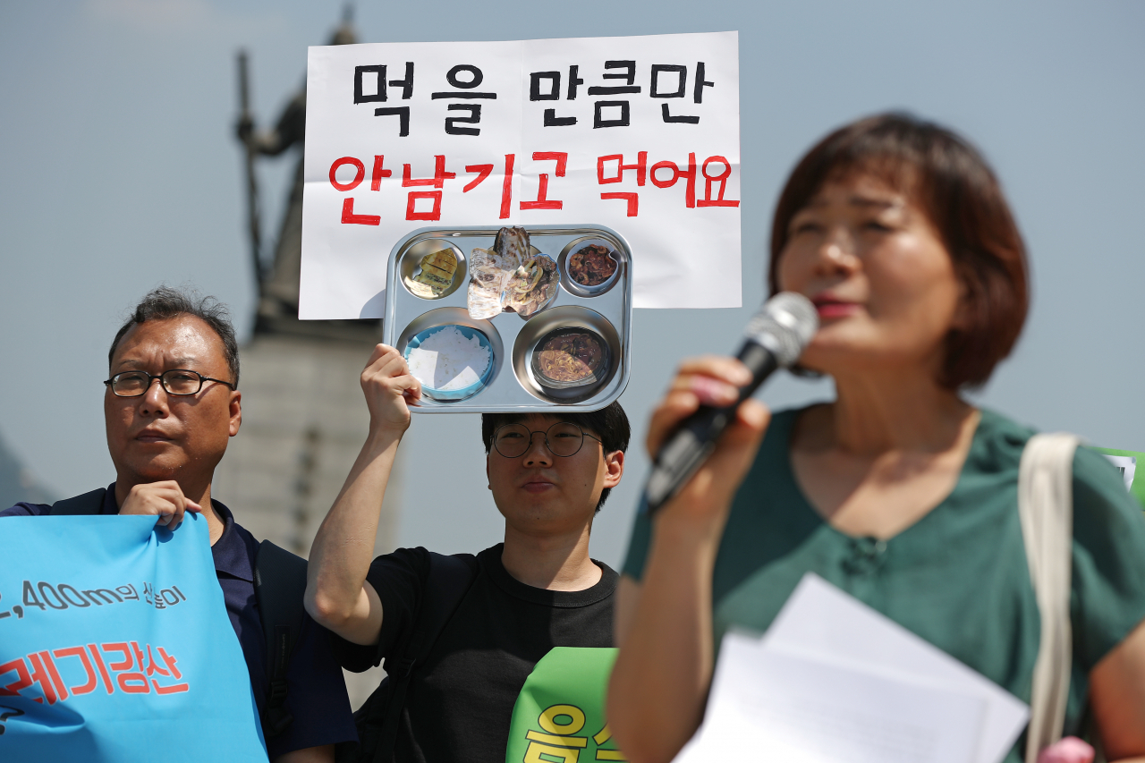 자원순환사회연대와 한국환경회의 관계자 등이 지난 6월 서울 광화문광장에서 음식물쓰레기 감량을 위한 시민·음식점·정부의 4·4·4 실천 행동 촉구 기자회견을 하고 있는 모습. [연합뉴스]