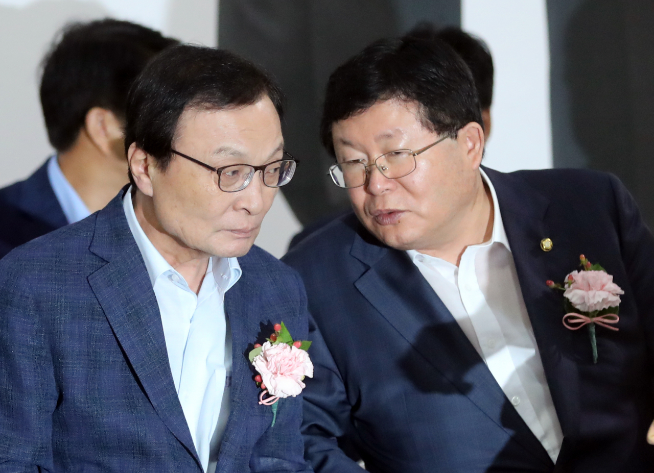더불어민주당 이해찬 대표(왼쪽)와 설훈 민화협상임의장이 16일 서울 시민청에서 열린 김대중-노무현 대통령 10주기 추모 사진전 개막식에서 대화하고 있다. 연합뉴스