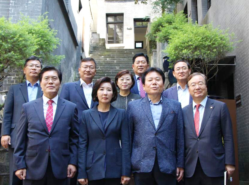 나경원 자유한국당 원내대표(앞줄 왼쪽 두번째)와 원내대표단이 제74주년 광복절인 지난 15일 중국 충칭에 있는 대한민국 임시정부청사를 방문해 기념촬영을 하고 있다. [연합]