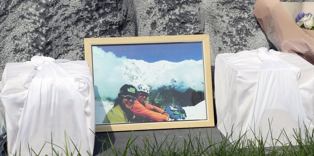 Boxes carrying the remains of two late South Korean climbers -- Min Jun-young and Park Jong-seong -- are placed in front of a monument to mark their deaths in Cheongju, 137 kilometers south of Seoul, on Aug. 17, 2019. Their remains were returned home earlier in the day as their bodies were found in July in the Himalayas after going missing there a decade ago. (Yonhap)