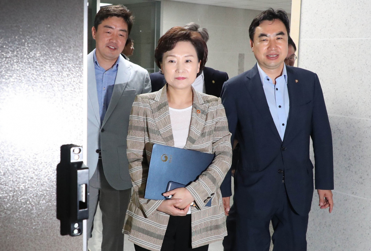 김현미 국토교통부 장관이 12일 오전 민간택지 분양가 상한제 개선 방안을 논의하는 당정협의에 참석하기 위해 국회 의원회관 회의실로 들어서고 있다. 연합뉴스