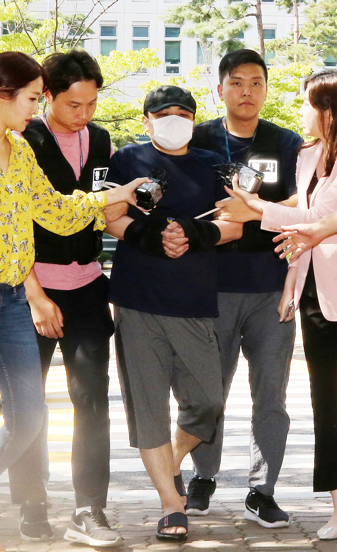 검정 모자와 마스크를 쓴 '한강 몸통 시신' 사건의 피의자 A(39·모텔 종업원)씨가 18일 경기도 고양시 의정부지법 고양지원에서 열린 영장실질심사를 받기 위해 출석하고 있다. 연합뉴스