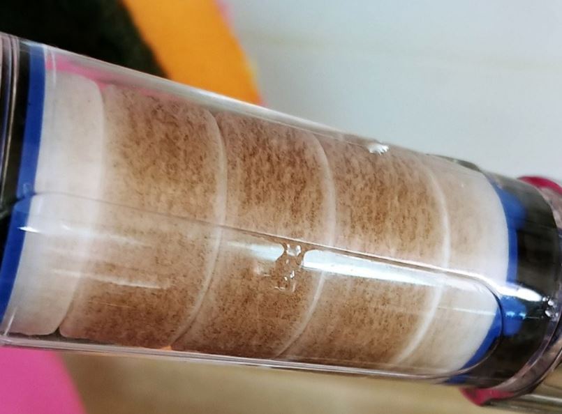 Pohang resident found tap faucet water filter to have turned brown after only two hours of usage. (Yonhap)