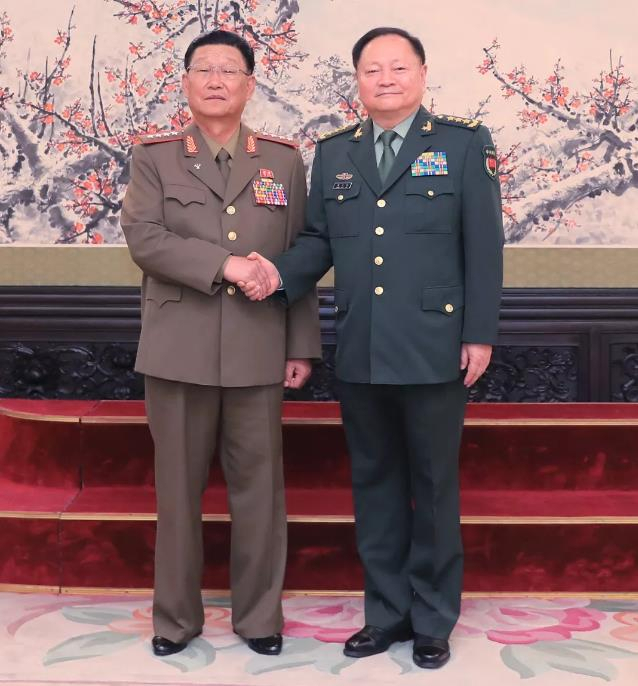 중국 국방부는 장유샤 중국 공산당 중앙군사위 부주석(오른쪽)이 17일 오후 김수길 북한 인민군 총정치국장을 만나 북·중 우의를 강조했다고 18일 발표했다. [연합]