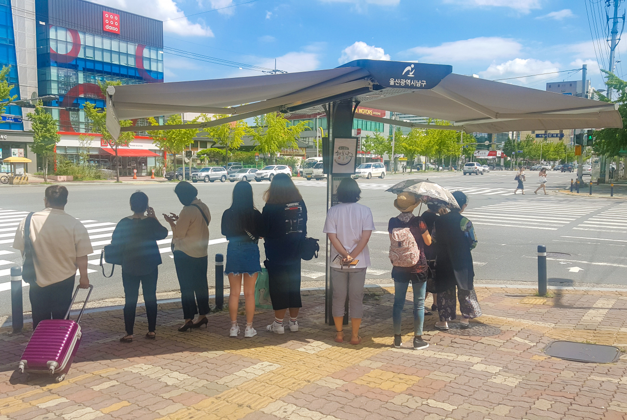 이번에 설치된 ‘스마트 그늘막’의 크기는 길이 6m, 폭 3m, 높이 3m로 기존의 접이식 그늘막보다 더 많은 주민들을 수용할 수 있게 제작됐다.