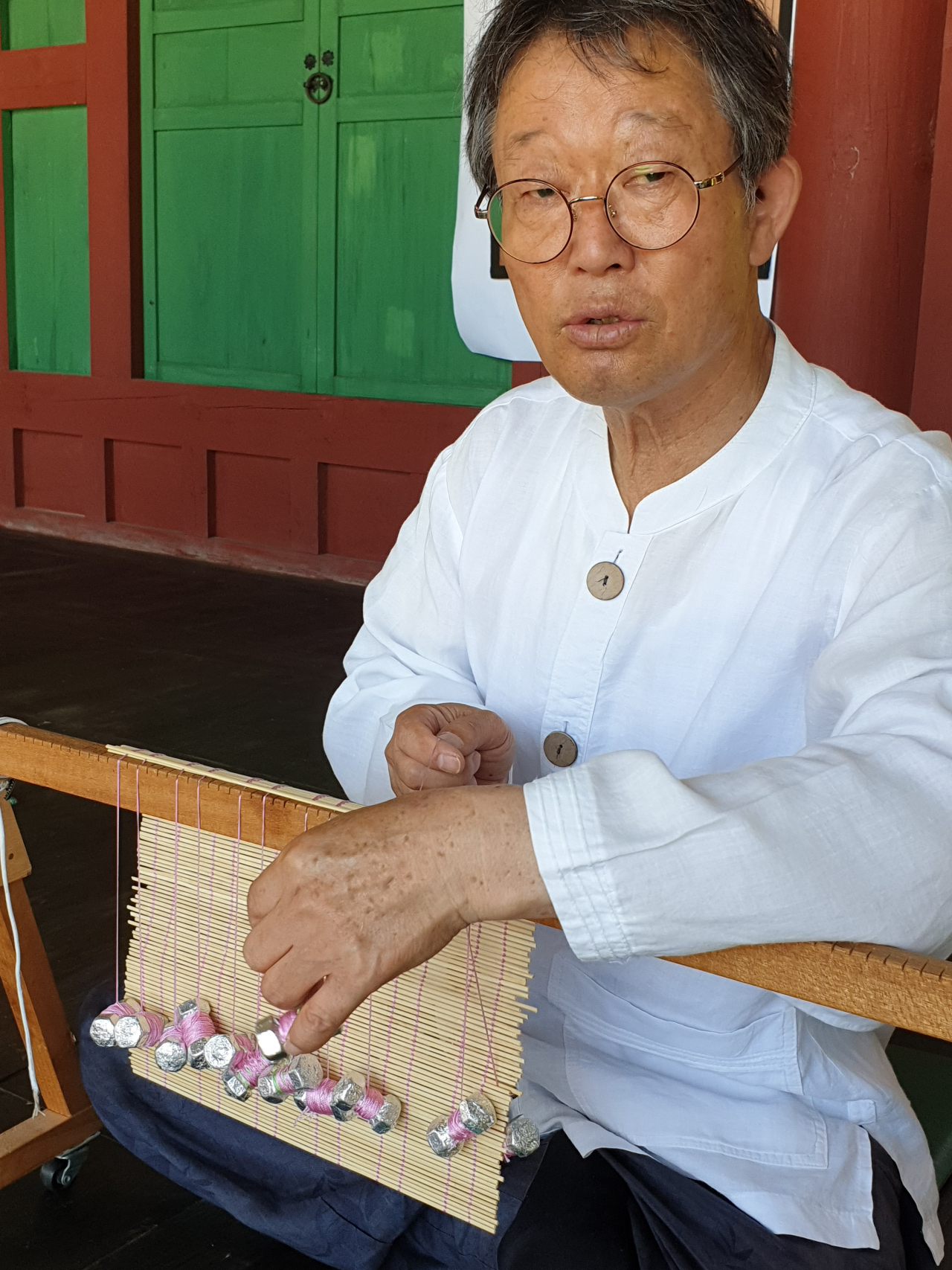 전통 발 제조과정을 설명하는 조대용 장인. 전통을 잇고 있지만 경제적으로는 어려움을 겪는 장인들이 많다는 현실이 안타깝다.