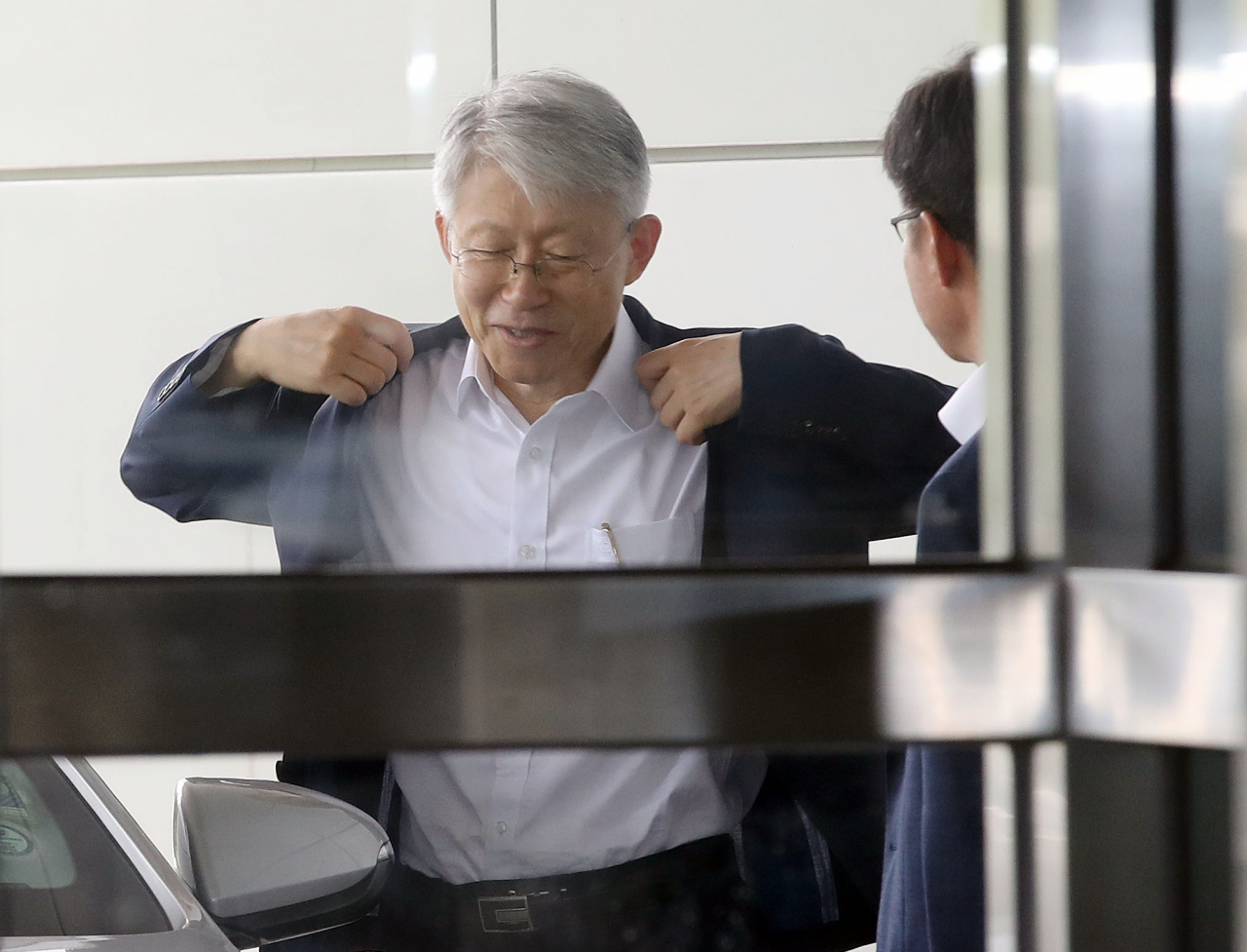 최기영 과학기술정보통신부 장관 후보자가 지난 16일 오전 청문회 준비 사무실이 마련된 경기도 국립과천과학관으로 출근하고 있다. [연합]