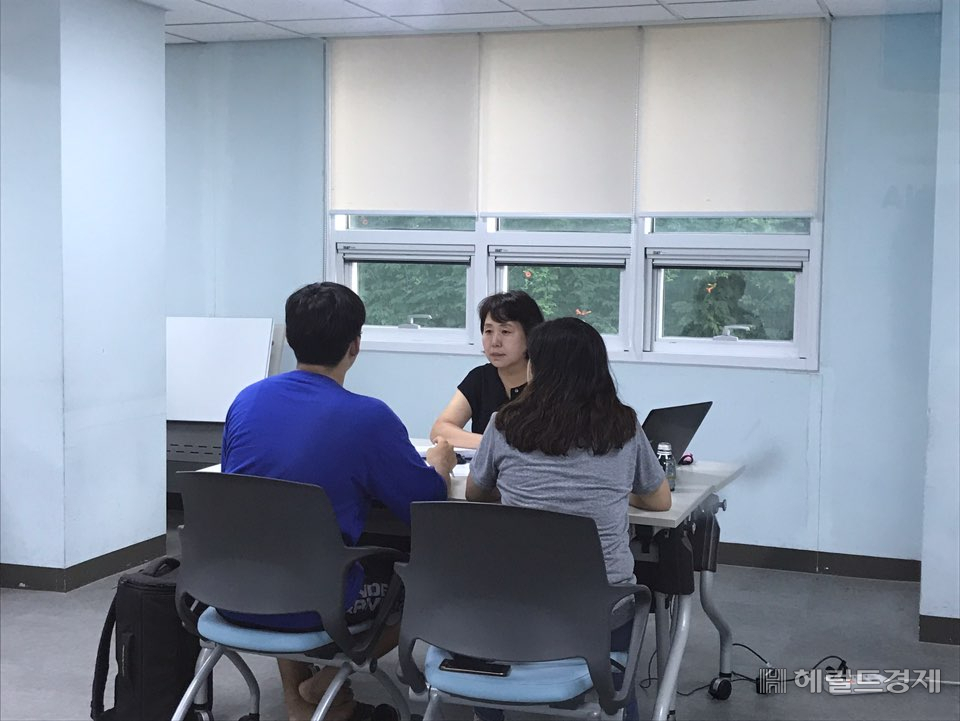 학부모와 학생 지난 7일 대입대비 입시상당실에서 진로진학상담교사협의회 소속 현직교사에게 컨설팅을 받고 있다. [관악구]