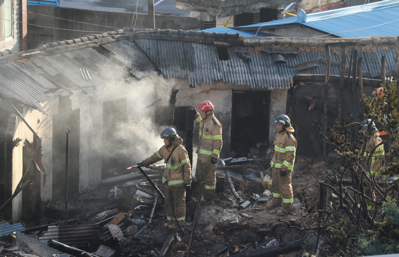 19일 오전 4시께 전북 전주시 완산구의 한 여인숙에서 불이 나 소방당국이 진화작업을 하고 있다. 화재 현장에선 신원이 확인 되지 않은 시신 3구가 발견됐다. [연합]