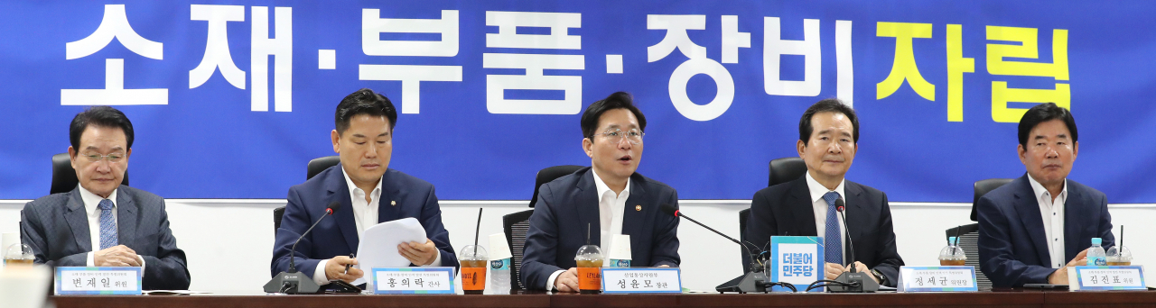 성윤모 산업통상자원부 장관(가운데)이 19일 오전 국회 의원회관에서 열린 '소재·부품·장비자립 특별위원회' 전체회의에서 발언하고 있다. [연합]